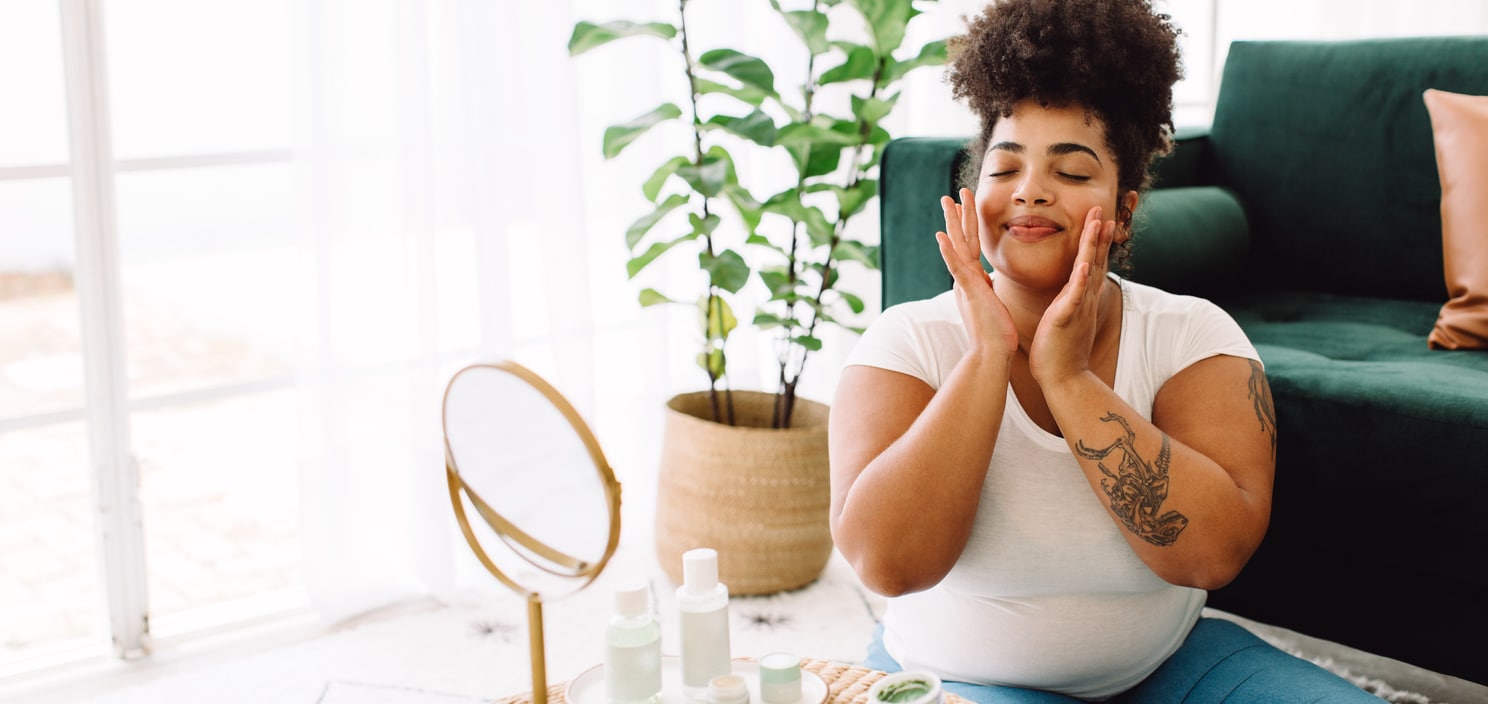 Mulher brasileiro no momento de skincare, tratamento para a pele