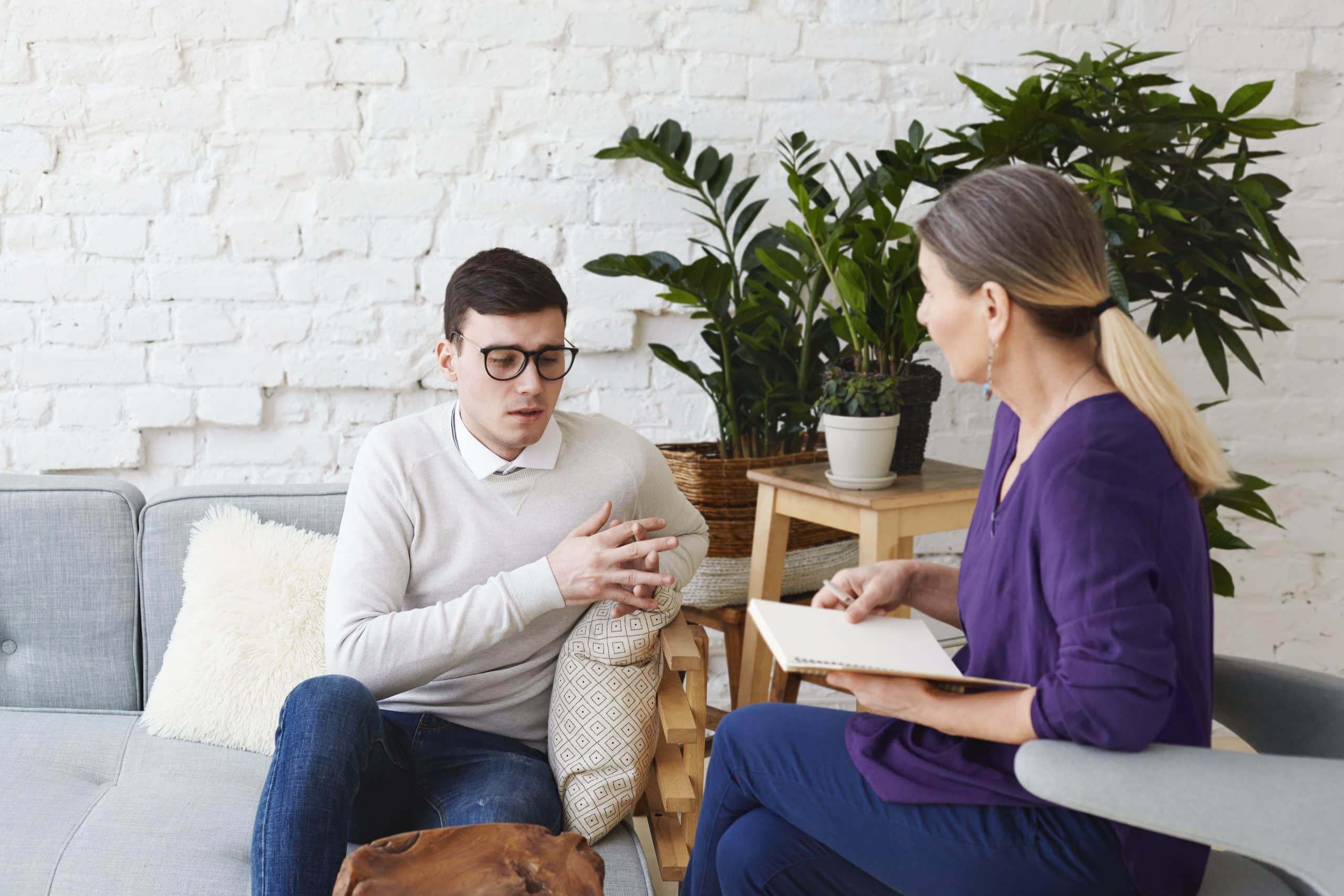 Jovem conversando com a psicóloga em sessão de terapia