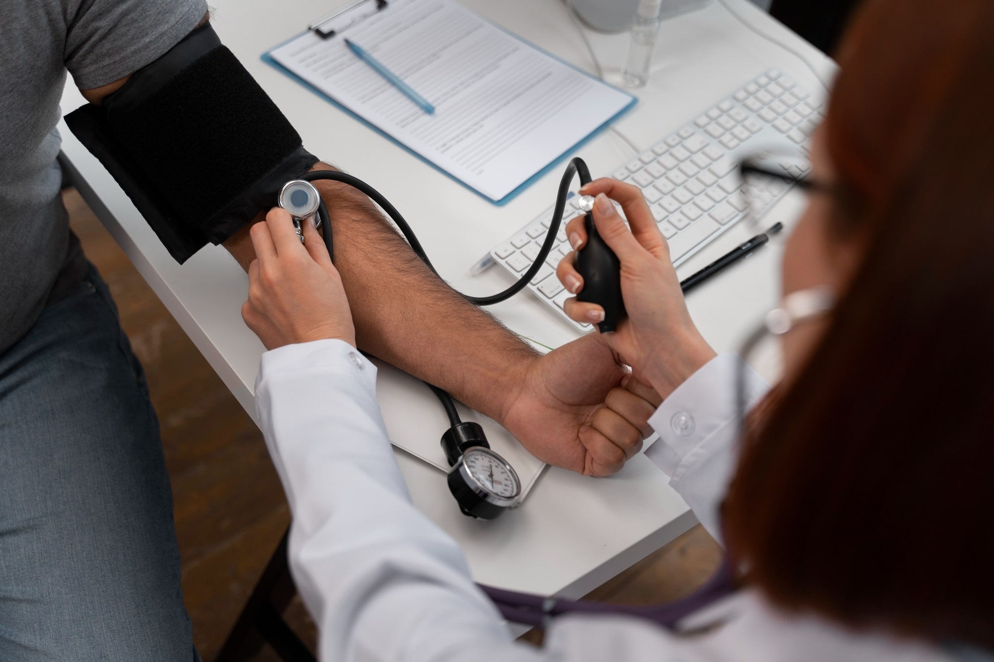 Pessoa realiza exame em consultório médico.